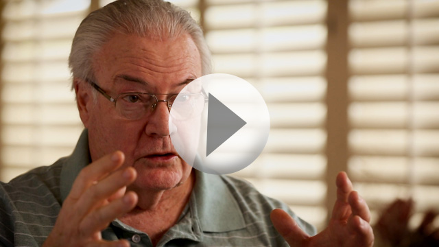 hombre mayor describe una estafa